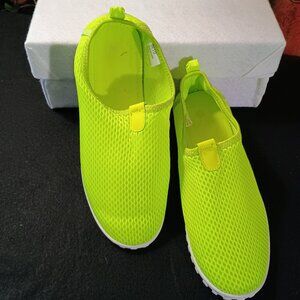 EUC: Sze 9/10 Neon Green Mesh Aqua Water Shoes